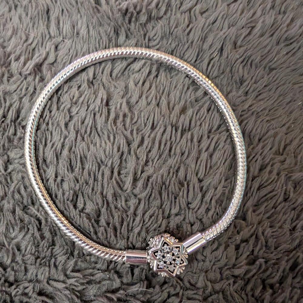 Elegant Sterling Silver Bracelet with Floral Snowflake Charm